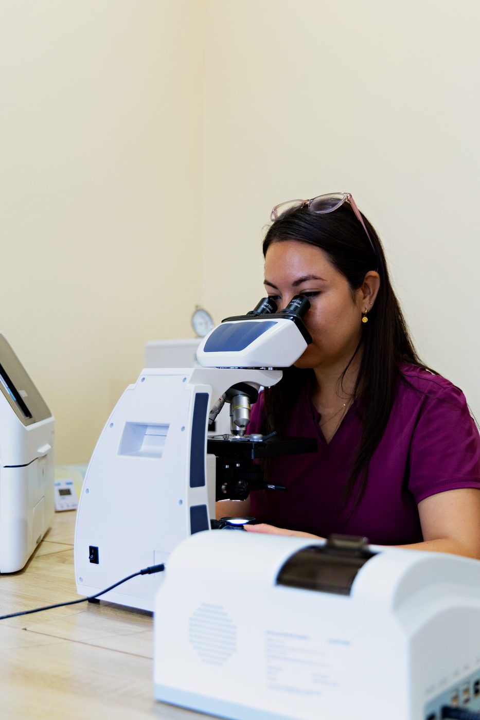 Q.C. Cecilia García en el laboratorio clínico