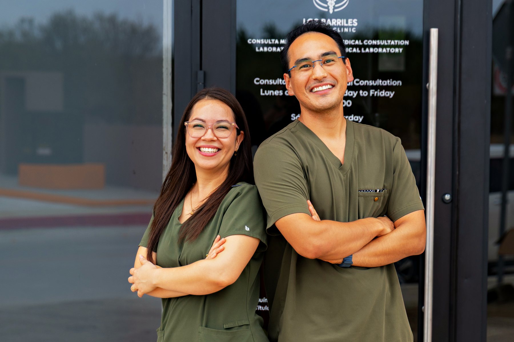 Dr. Guillermo Pérez y Q.C. Cecilia García en la entrada de Los Barriles Health Clinic, Plaza Elena